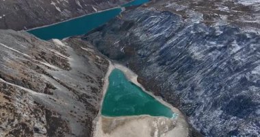 Tibet 'te gölü olan güzel dağ manzarası, Çin