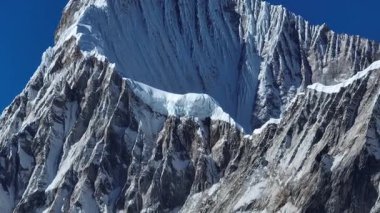 Tibet, Çin 'deki güzel dağ manzarası. Doğa