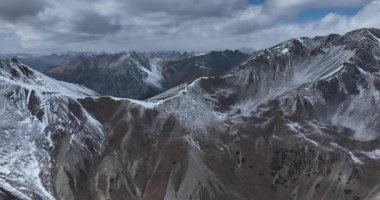 Tibet, Çin 'deki güzel dağ manzarası. Doğa
