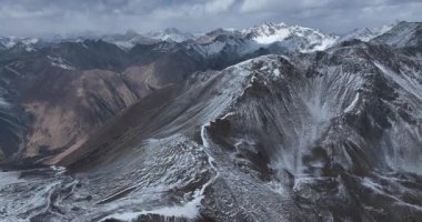 Tibet, Çin 'deki güzel dağ manzarası. Doğa