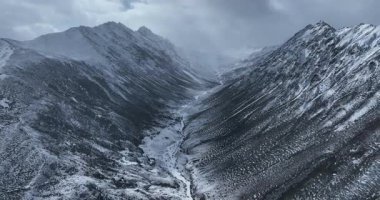 Tibet, Çin 'deki güzel dağ manzarası. Doğa