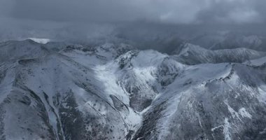 Tibet, Çin 'deki güzel dağ manzarası. Doğa