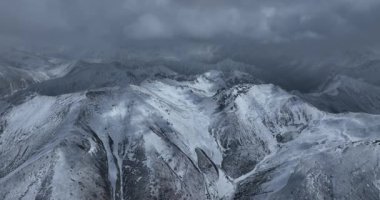 Tibet, Çin 'deki güzel dağ manzarası. Doğa