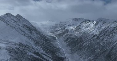 Tibet, Çin 'deki güzel dağ manzarası. Doğa