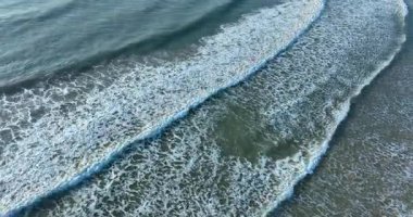 Sahilde dalgalar, üst hava manzarası.