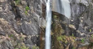 Dağlardaki güzel şelalenin havadan görünüşü, manzara
