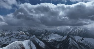 Tibet, Çin 'deki güzel dağ manzarası. Doğa