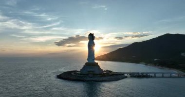 Guanyin heykeli Nanshan tapınağındaki sahil kenarında, Hainan Adası, Çin. Kelimelerin anlamı merhamet ve lütuftur.