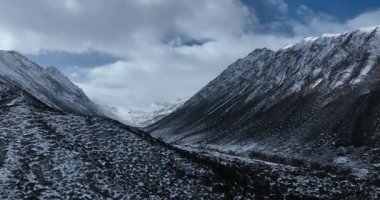 Tibet, Çin 'deki güzel dağ manzarası. Doğa
