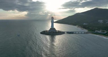 Guanyin heykeli Nanshan tapınağındaki sahil kenarında, Hainan Adası, Çin. Kelimelerin anlamı merhamet ve lütuftur.