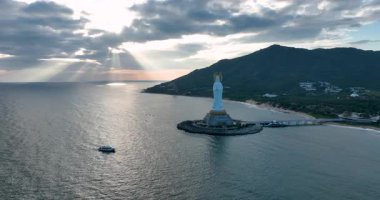 Guanyin heykeli Nanshan tapınağındaki sahil kenarında, Hainan Adası, Çin. Kelimelerin anlamı merhamet ve lütuftur.