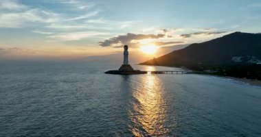 Guanyin heykeli Nanshan tapınağındaki sahil kenarında, Hainan Adası, Çin. 