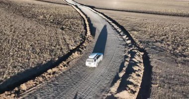 Tibet, Çin 'deki Ulusal Jeoloji Parkı' nda araba kullanmak