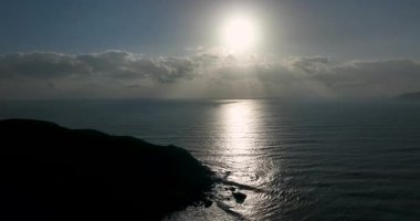 Plaj ve deniz manzarasının hava görüntüleri.