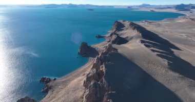 Güzel manzara, dağlar ve göl, doğa.