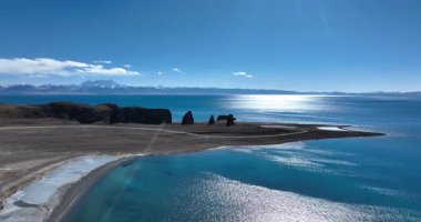 Güzel manzara, dağlar ve göl, doğa.
