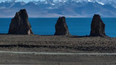 Güzel manzara, dağlar ve göl, doğa.