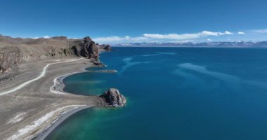 Tibet, Çin 'deki güzel göl manzarasının hava görüntüleri.