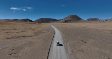 Tibet, Çin 'deki Ulusal Jeoloji Parkı' nda araba kullanmak