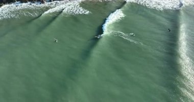 Sahilde dalgalar, üst hava manzarası.