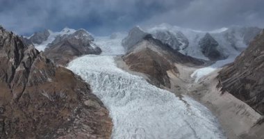 Yüksek rakımlı dağlarda güzel bir buzul ve göl manzarası.