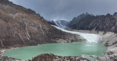 Yüksek rakımlı dağlarda güzel bir buzul ve göl manzarası. 