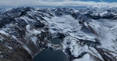 Tibet, Çin 'deki güzel dağ manzarası. Doğa