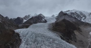 Yüksek rakımlı dağlarda güzel bir buzul ve göl manzarası.