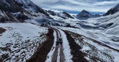 Tibet, Çin 'deki güzel dağ manzarası. Doğa