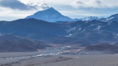 Tibet, Çin 'deki güzel dağ manzarası. Doğa