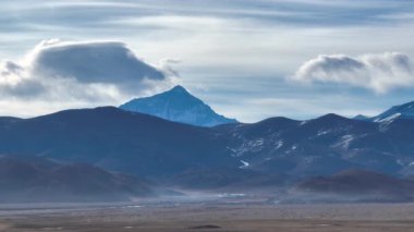 Tibet, Çin 'deki güzel dağ manzarası. Doğa