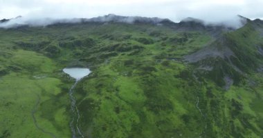 Sisli bir günde güzel dağ manzarası.