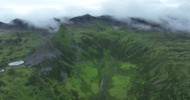 Sisli bir günde güzel dağ manzarası.