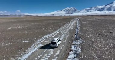 Tibet, Çin 'deki Ulusal Jeoloji Parkı' nda araba kullanmak