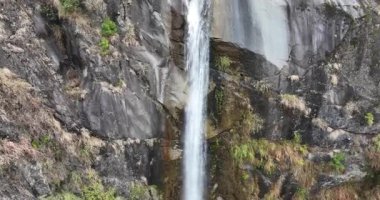 Dağlardaki güzel şelalenin havadan görünüşü, manzara