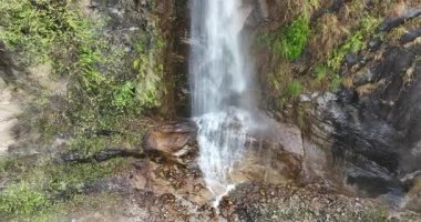 Dağlardaki güzel şelalenin havadan görünüşü, manzara