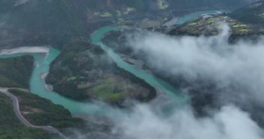 Dağlardaki nehir manzarası, manzara 