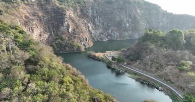 Dağlardaki nehir manzarası, manzara 