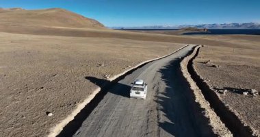 Tibet, Çin 'deki Ulusal Jeoloji Parkı' nda araba kullanmak