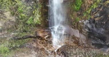 Dağlardaki güzel şelalenin havadan görünüşü, manzara