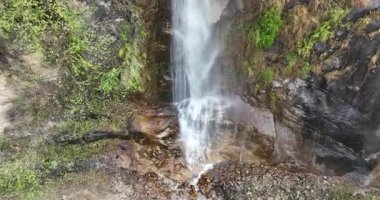 Dağlardaki güzel şelalenin havadan görünüşü, manzara