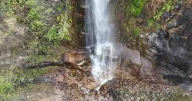 Dağlardaki güzel şelalenin havadan görünüşü, manzara