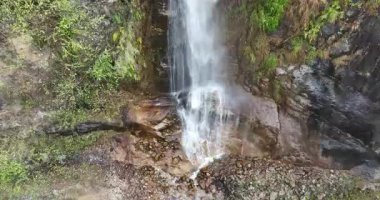 Dağlardaki güzel şelalenin havadan görünüşü, manzara