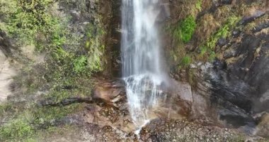 Dağlardaki güzel şelalenin havadan görünüşü, manzara