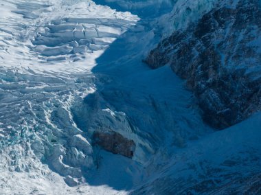Tibet, Çin 'de buzullarda asılı güzel yüksek irtifa
