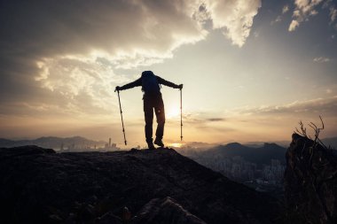 Başarılı sırt çantalı, Hong Kong 'daki uçurumun kenarındaki manzaranın tadını çıkar.