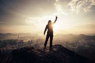 Hong Kong 'da dağın tepesinde başarılı bir kadın yürüyüşçü.