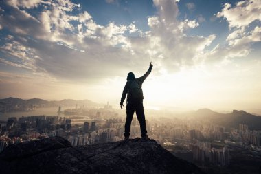 Hong Kong 'da dağın tepesinde başarılı bir kadın yürüyüşçü.