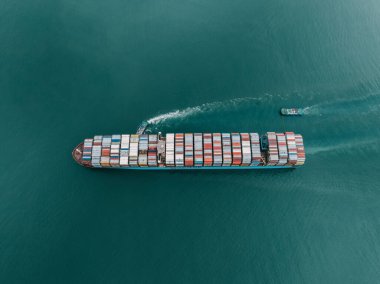 Shenzhen, Çin - 20 Haziran 2022: Çin 'in Shenzhen kentindeki Yantian uluslararası konteyner terminaline giden gemi görüntüsü