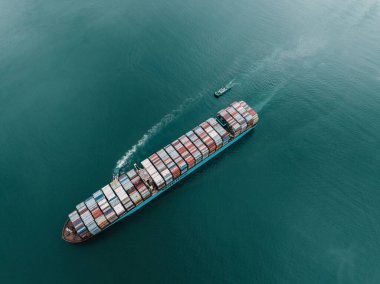 Shenzhen, Çin - 20 Haziran 2022: Çin 'in Shenzhen kentindeki Yantian uluslararası konteyner terminaline giden gemi görüntüsü
